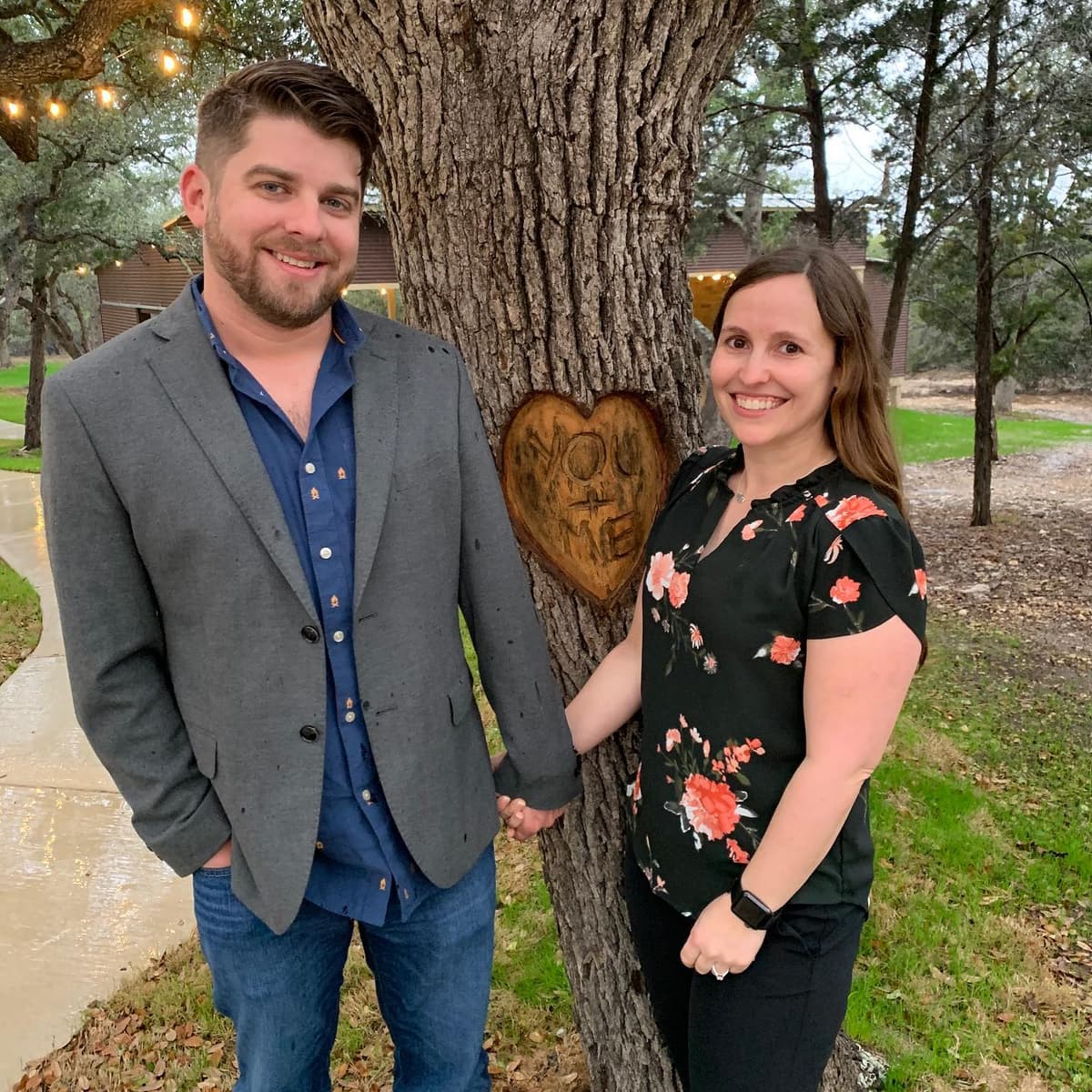 Couple by the carved Heritage Oak at Prima Vista