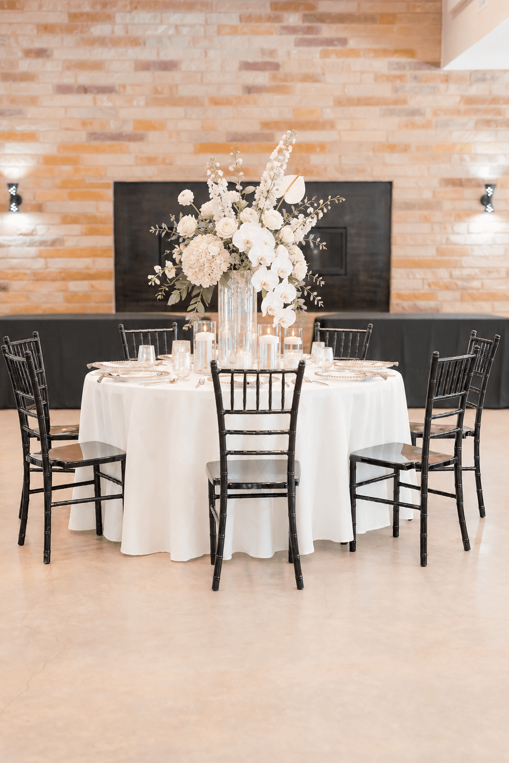 Pearl place setting with translucent glass and white florals