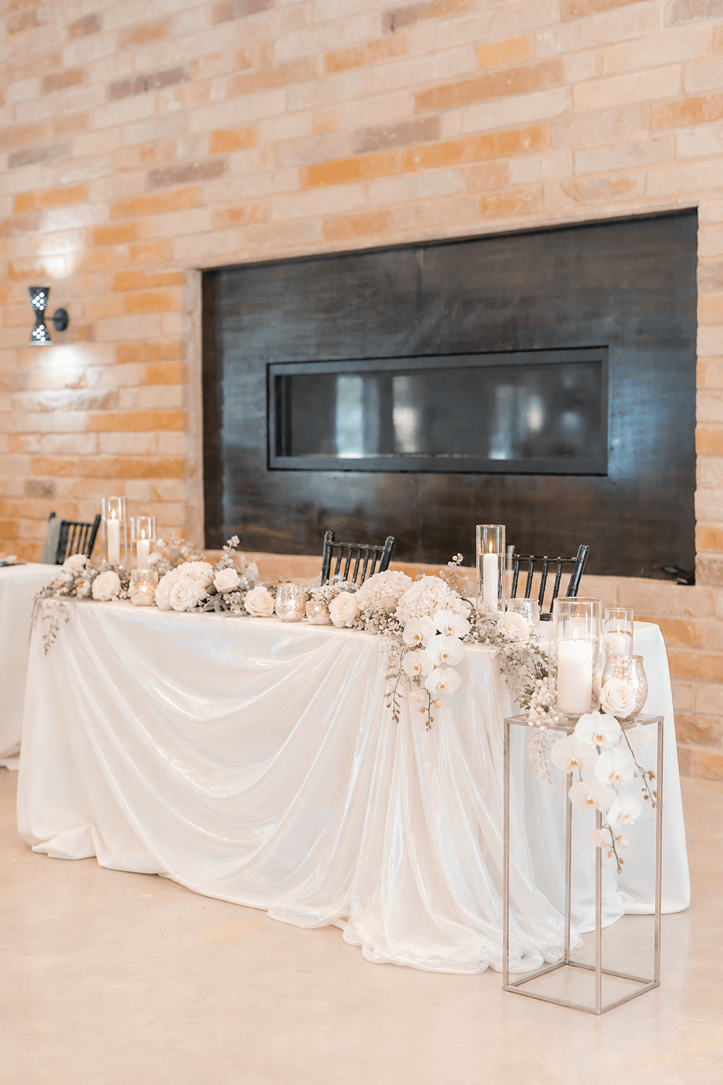 Opalescent Modern sweetheart-table design