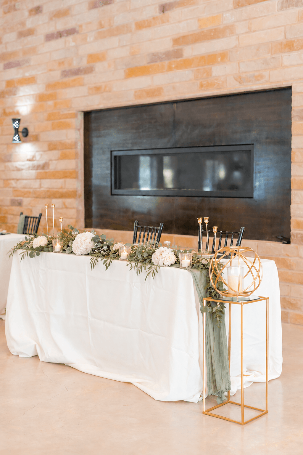 Sage and champagne sweetheart-table design