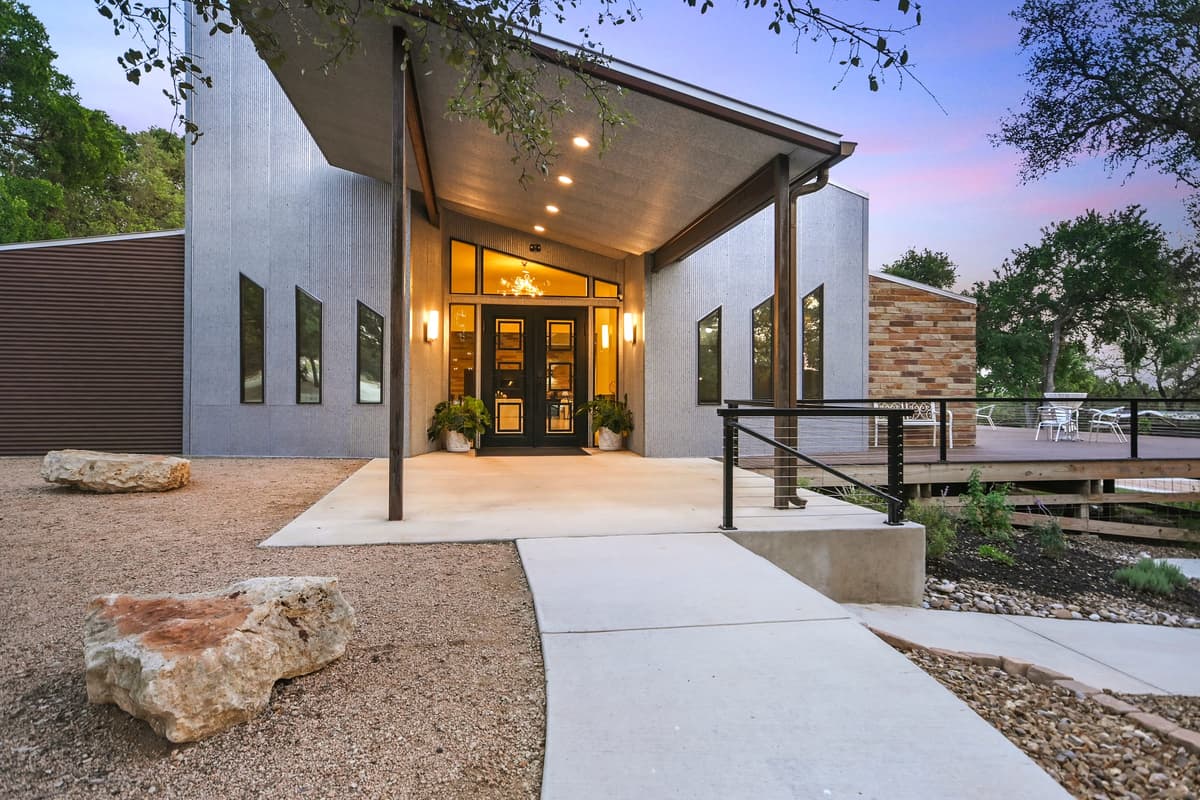 Prima Vista modern front entry for wedding portraits